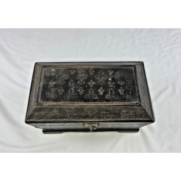 Costume Jewelry Mystery Box – Assorted Pieces in Vintage Storage Chest - Picture 2 of 5